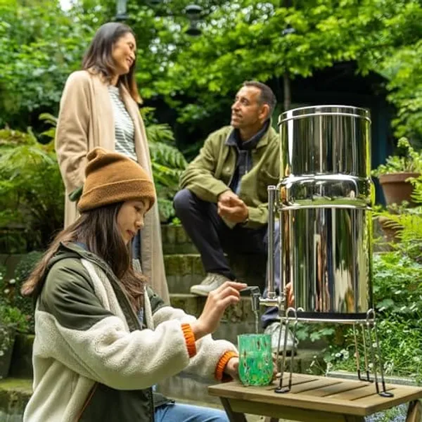 British Berkefeld waterfilter in gebruik buiten met gezin